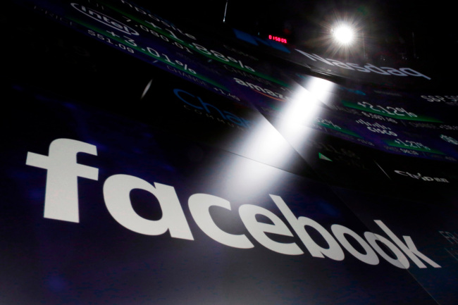 <YONHAP PHOTO-6249> FILE- In this March 29, 2018, file photo, the logo for Facebook appears on screens at the Nasdaq MarketSite in New York's Times Square. Facebook reports earnings Wednesday, April 25. (AP Photo/Richard Drew, File)/2018-04-25 19:04:04/ <저작권자 ⓒ 1980-2018 ㈜연합뉴스. 무단 전재 재배포 금지.>
<YONHAP PHOTO-6249> FILE- In this March 29, 2018, file photo, the logo for Facebook appears on screens at the Nasdaq MarketSite in New York's Times Square. Facebook reports earnings Wednesday, April 25. (AP Photo/Richard Drew, File)/2018-04-25 19:04:04/ <저작권자 ⓒ 1980-2018 ㈜연합뉴스. 무단 전재 재배포 금지.>