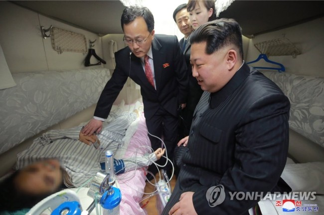 북한 김정은 국무위원장이 25일 밤 평양역에서 교통사고를 당한 중국인 관광객 사상자들을 후송하는 전용열차를 배웅했다고 조선중앙통신이 26일 보도했다. [국내에서만 사용가능. 재배포 금지. For Use Only in the Republic of Korea. No Redistribution] (평양 조선중앙통신=연합뉴스)