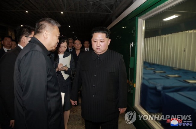 북한 김정은 국무위원장이 25일 밤 평양역에서 교통사고를 당한 중국인 관광객 사상자들을 후송하는 전용열차를 배웅했다고 조선중앙통신이 26일 보도했다. [국내에서만 사용가능. 재배포 금지. For Use Only in the Republic of Korea. No Redistribution] (평양 조선중앙통신=연합뉴스)