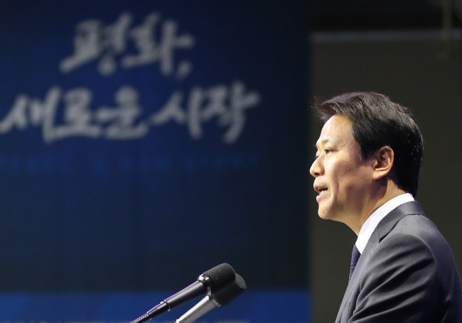 Im Jong-seok, South Koera's presidential chief of staff, speaks during a press conference in Goyang, Gyeonggi Province on Thursday. Yonhap