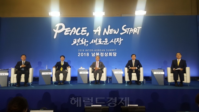 남북정상회담을 하루 앞둔 26일 오전 경기도 고양시 킨텍스 메인프레스센터에서 ‘비핵화·평화정책 및 남북관계 발전’을 주제로 전문가 토론회가 열리고 있다. 왼쪽부터 김용현 동국대학교 교수, 조성렬 국가안보전략연규원 수석연구위원, 최완규 전 북한대학원대학교 총장, 전봉근 국립외교원 교수, 양무진 북한대학원대학교 교수. [사진=헤럴드경제DB]