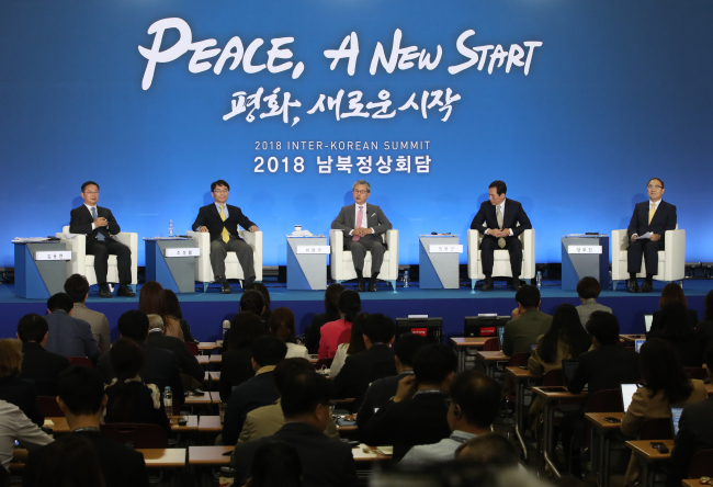 남북정상회담을 하루 앞둔 26일 오후 경기도 일산 킨텍스에 마련된 메인프레스센터(MPC)에서 '비핵화·평화정착과 남북관계 발전'이란 주제로 토론회가 열리고 있다. 왼쪽부터 김용현 동국대 교수, 조성렬 국가안보 전략연구원 수석 연구위원, 최완규 전 북한대학원 총장, 전봉근 국립외교원 교수, 양무진 북한대학원대학교 교수. [사진=연합뉴스]