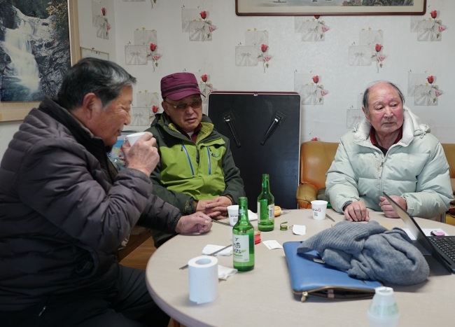 Song Su-hak (far right), a North Korean-born settler living in Sokcho, drinks with his friends at a community center for the elderly on Feb. 8.  (Lim Jeong-yeo/ The Korea Herald)