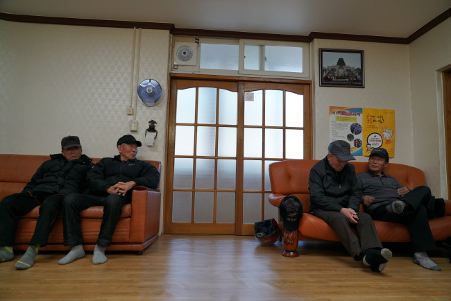 Elderly men hang out at a community center for the elderly in Sokcho, Gangwon Province, on Feb. 8. (Lim Jeong-yeo/ The Korea Herald)