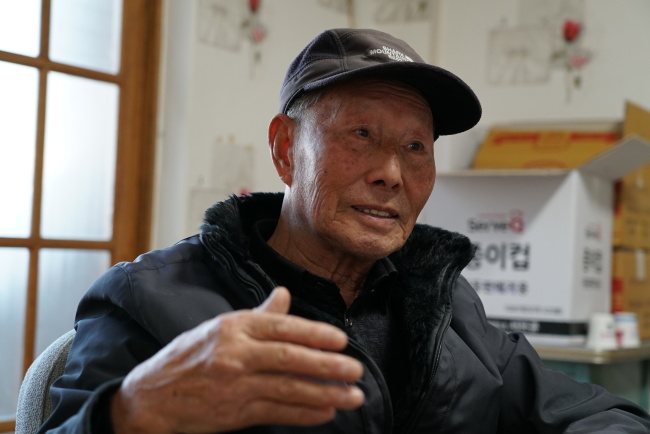 Kim Geon-wook, who, in 1951, moved to the South from his hometown of Jeonjin, in today‘s North Korea, speaks to The Korea Herald. (Lim Jeong-yeo/ The Korea Herald)