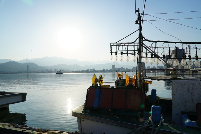 Sokcho, Gangwon Province, is known for its scenic waters and North Korean-style cuisine, by the Korean War refugees from Hamgyong Province. (Lim Jeong-yeo/ The Korea Herald)