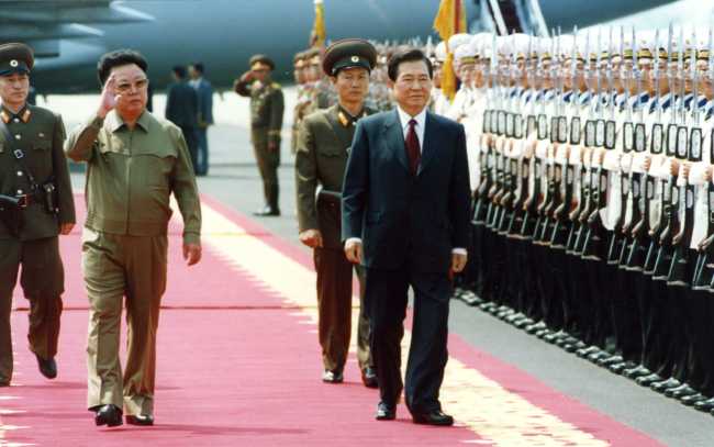 North Korea's late leader Kim Jong-un and former South Korean President Kim Dae-jung were greeted by the North Korean military guards during their meeting in 2000. Yonhap