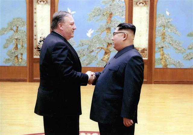 미 백악관이 26일(현지시간) 마이크 폼페이오 미국 국무부 장관이 지난 부활절 주말(3월31일∼4월1일) 방북했을 당시 김정은 북한 국무위원장과 만나 악수한 사진을 공개했다. 세라 샌더스 백악관 대변인은 사진을 공개하면서 구체적인 촬영 날짜와 세부 장소는 언급하지 않았다.   [사진=백악관]