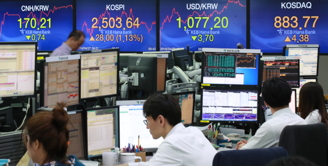 남북정상회담이 열린 27일 오전 서울 을지로 KEB하나은행 본점 딜링룸 전광판에 2500선을 넘은 코스피 지수가 나타나고 있다. [연합뉴스]