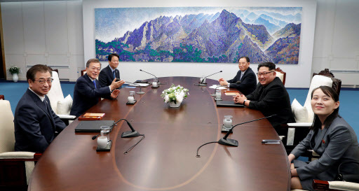 South Korean President Moon Jae-in talks with North Korean leader Kim Jong Un during their meeting at the Peace House at the truce village of Panmunjom inside the demilitarized zone separating the two Koreas, South Korea, April 27, 2018. Also at the meeting are South Korea's National Intelligence Service chief Suh Hoon (L), Blue House Chief of Staff Im Jong-seok (3rd L), North Korean leader Kim Jong Un's sister Kim Yo Jong (R), and North Korean official Kim Yong Chol. Korea Summit Press Pool/Pool via Reuters