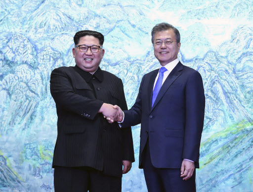 North Korean leader Kim Jong Un, left, shakes with South Korean President Moon Jae-in inside the Peace House at the border village of Panmunjom in Demilitarized Zone Friday, April 27, 2018. Their discussions will be expected to focus on whether the North can be persuaded to give up its nuclear bombs. (Korea Summit Press Pool via AP) (Yonhap)