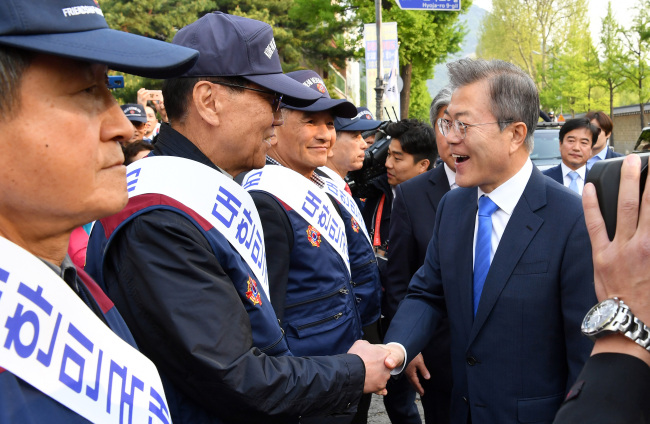 Members of the Korean Veterans Association, a group of former military personnel, show support for President Moon (far right) before his departure to Panmunjeom for the inter-Korean summit on Friday morning. (Yonhap)