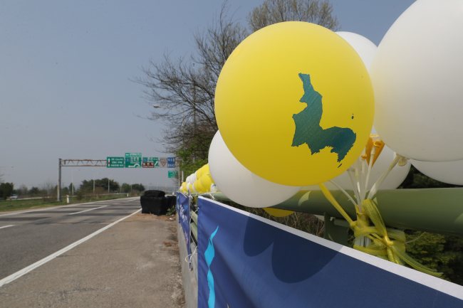Balloons hanging on a motorway linking Seoul and Paju, near inter-Korean border. (Yonhap)