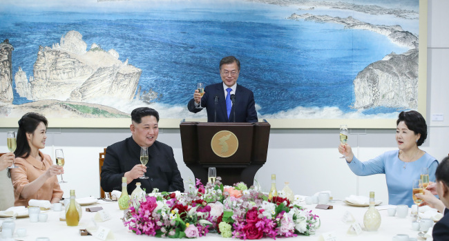 South Korea's President Moon Jae-in (center) delivers a toast at a dinner banquet hosted after the inter-Korean summit at the truce village of Panmunjeom on Friday. (Joint Press Corps)