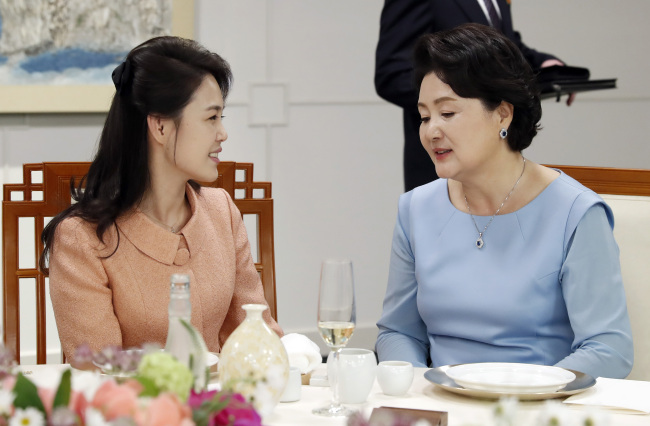 North Korean first lady Ri Sol-ju (left) and her South Korean counterpart Kim Jung-sook speak at a banquet event at Friday's inter-Korean summit. (Yonhap)