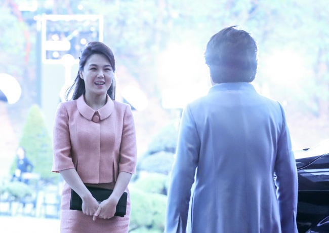North Korean first lady Ri Sol-ju (left) meet her South Korean counterpart Kim Jung-sook for the first time at the Peace House in the South’s side of the truce village of Panmunjeom on Friday (Yonhap)