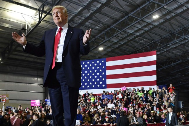 US President Donald Trump speaks during a rally at Total Sports Park in Washington, Michigan on April 28, 2018 (local time). (AFP-Yonhap)