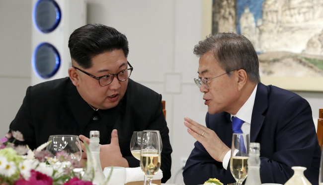 문재인 대통령과 김정은 북한 국무위원장이 27일 오후 판문점 평화의 집에서 열린 환영만찬에서 대화하고 있다. (판문점=연합뉴스)