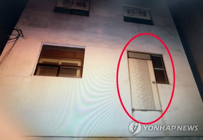 노래방 '낭떠러지' 비상구 [연합뉴스 자료 사진]
이 기사와 직접 관련이 없습니다.