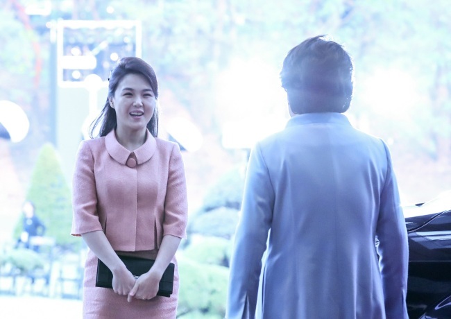 North Korean first lady Ri Sol-ju (left) meet her South Korean counterpart Kim Jung-sook for the first time at the Peace House in the South’s side of the truce village of Panmunjeom on Friday (Yonhap)