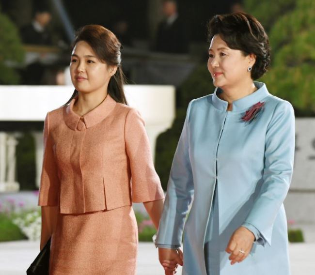 Ri Sol-ju, left, and Kim Jung-sook (Yonhap)