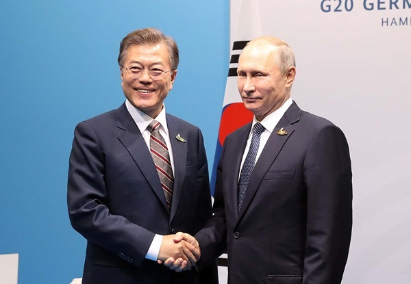 President Moon Jae-in and his Russian counterpart Vladimir Putin. Yonhap