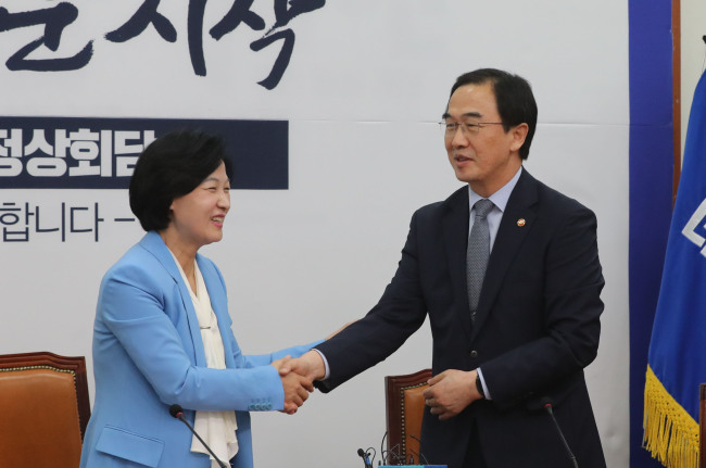 더불어민주당 추미애 대표가 30일 오전 국회 당 대표실에서 열린 남북정상회담 결과 보고에서 조명균 통일부 장관과 악수하고 있다.  (사진=연합뉴스)