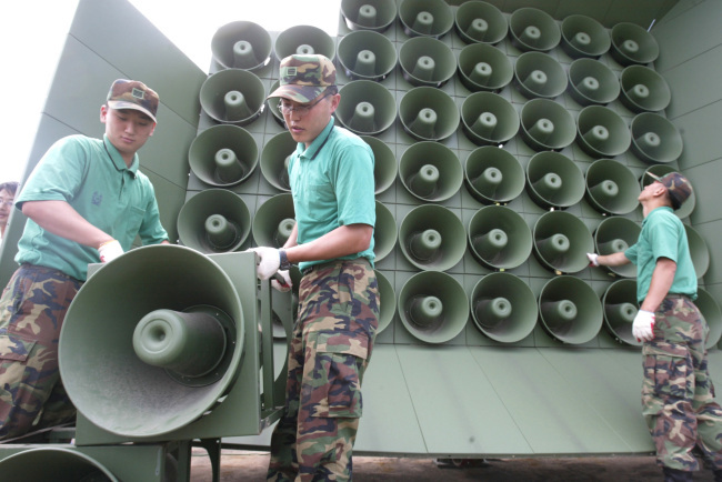 The Defense Ministry announced it would remove propaganda loudspeakers starting from Tuesday. The photo above shows the South Korean military doing away with components of propaganda loudspeakers installed along the border with North Korea in 2004.