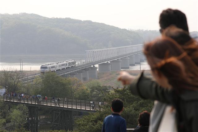 정상회담 직후 임진각을 방문한 외국인 관광객이 북쪽을 가르키고 있다.  [연합뉴스]