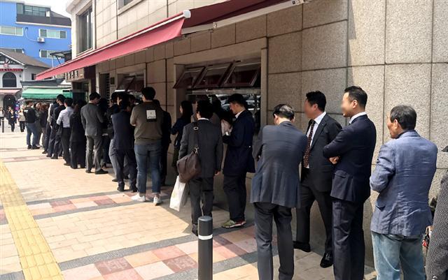 평양냉면 전문점 필동면옥 앞에 늘어선 대기줄. 빠른 테이블 회전을 감안해도 30분 이상 대기해야만 먹을 수 있다.