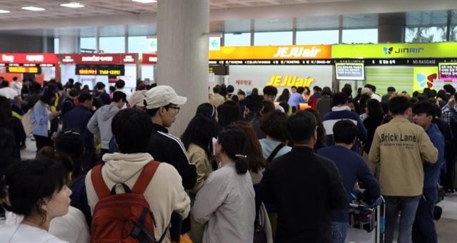 많은 승객들로 북적이고 있는 제주공항.
[연합뉴스]