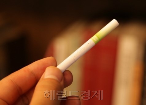 국내에서 시판되는 궐련 담배 60종에 모두 멘톨(박하향), 바닐린(바닐라향) 등 가향 성분이 포함된 것으로 드러났다. 보건당국은 관련 법령 입법을 추진, 담배에 함유되는 가향 물질을 규제할 계획이다. [헤럴드경제DB]