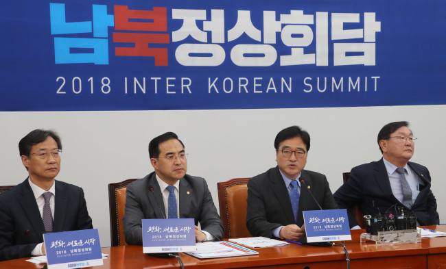 더불어민주당 우원식 원내대표(오른쪽 두번째)가 1일 오전 국회에서 열린 원내대책회의에서 발언하고 있다. (사진=연합뉴스)