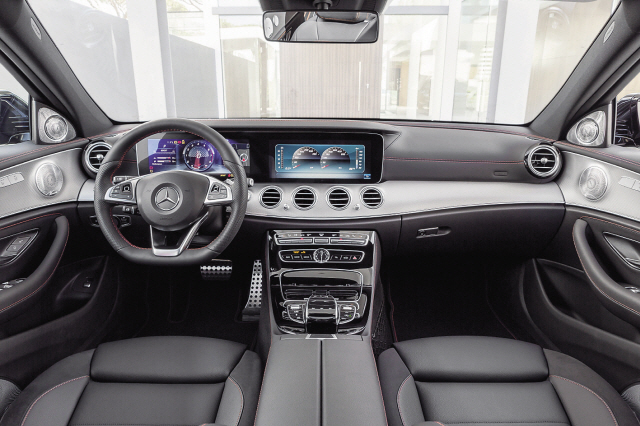더 뉴 메르세데스-AMG E 43 4매틱 외관 디자인(위)과 실내 디자인.
[제공=메르세데스-벤츠코리아]
