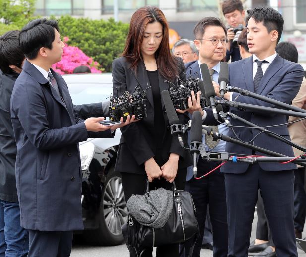 Cho Hyun-min apologize to the public in front of reporters at the Seoul Gangseo Police Station on May 1. (Yonhap)