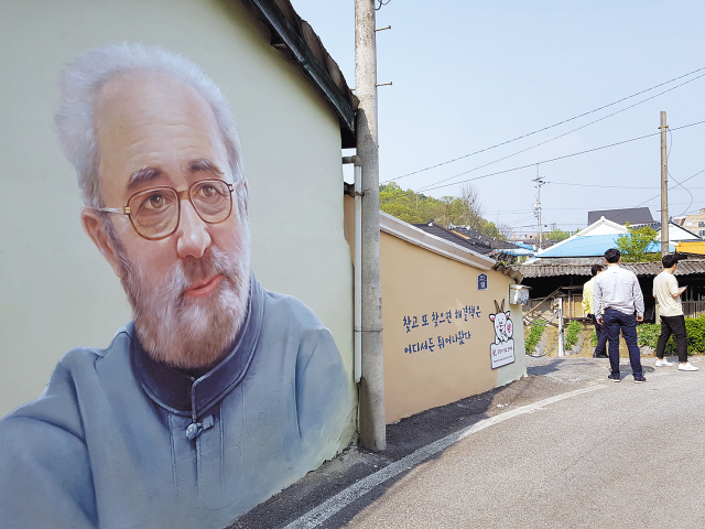 산천경개 좋기로 소문난 임실은 1000여년전부터 터키의 파묵칼레 처럼 ‘웰다잉’으로 이름났지만, 지금은 ‘우유의 진신사리’로 불리는 치즈 관련 테마파크 때문에 ‘웰빙’의 명성도 얻었다. 그래서 ‘살아서도 임실, 죽어서도 임실’이라는 주민들의 주장은 설득력이 있어 보인다. 사진은 임실 옥정호의 물안개가 걷히며 서서히 드러나고 있는 붕어섬 모습.