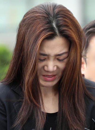 ‘물벼락 갑질’ 논란 조현민 전 대한항공 광고담당 전무가 1일 오전 강서경찰서에 출석하고 있다. [사진=연합뉴스]