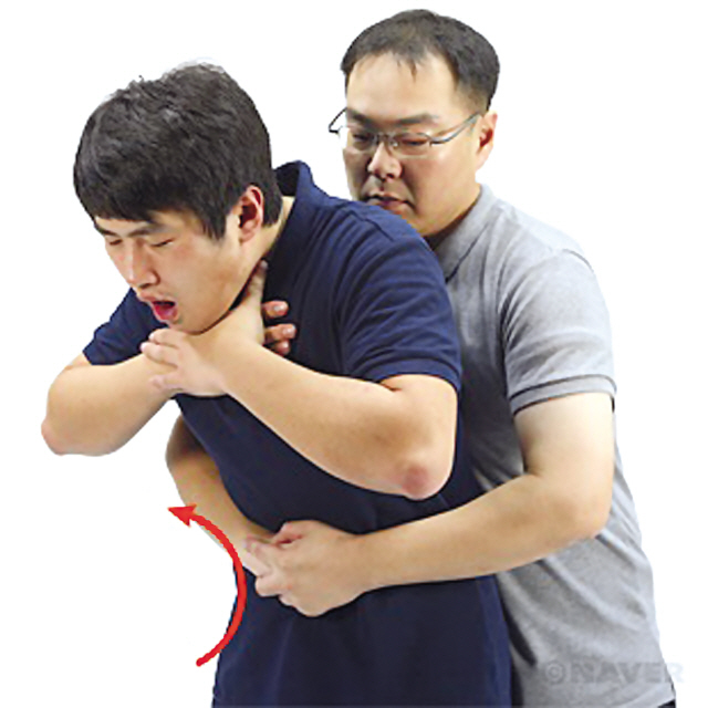 어린이가 장시간 차를 타다 보면 멀미가 나기 쉽다. 멀미로 구토를 하다 음식물이 기도에 걸릴 수도 있다. 이때 가장 효과적인 응급처치가 하임리히법이다. 팔에 강하게 힘을 주면서 배를 안쪽으로 누르면서 상측 방향으로 5회 당겨 주면 된다.  [헤럴드경제DB]
