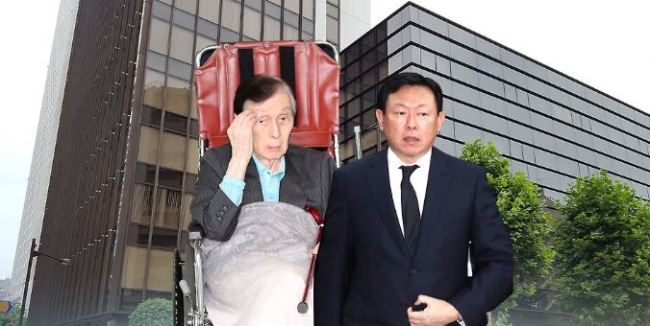 Shin Kyuk-ho (left), founder of Lotte Group and Shin Dong-bin (Yonhap)