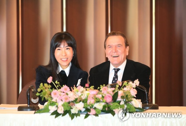 기자회견 중인 슈뢰더 전 총리와 김소연씨 [연합뉴스 자료사진]