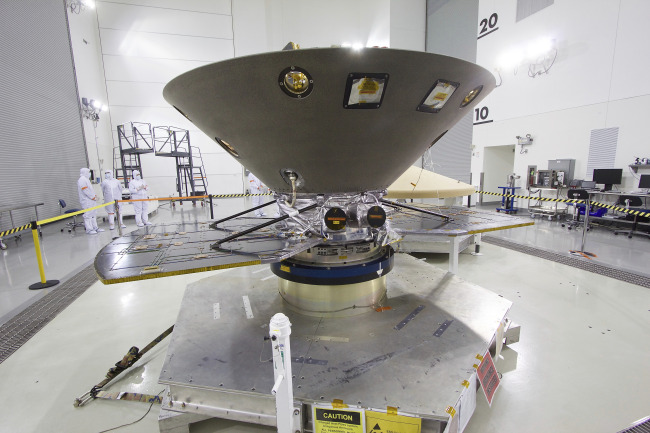 <YONHAP PHOTO-2077> NASA's Mars bound "InSight" lander undergoes its final check outs and processing before encapsulation and mating to a ULA Atlas V rocket. The 6 month mission to Mars is the first inter-plantary launch from the west coast and the first Mars bound mission from California. NASA's Jet Propulsion Laboratory is leading the mission to Mars to collect, analyze and discover the red plants beginnings and to study its interior. (Matt Hartman for AP)/2018-05-02 05:36:51/ <저작권자 ⓒ 1980-2018 ㈜연합뉴스. 무단 전재 재배포 금지.>
<YONHAP PHOTO-2077> NASA's Mars bound "InSight" lander undergoes its final check outs and processing before encapsulation and mating to a ULA Atlas V rocket. The 6 month mission to Mars is the first inter-plantary launch from the west coast and the first Mars bound mission from California. NASA's Jet Propulsion Laboratory is leading the mission to Mars to collect, analyze and discover the red plants beginnings and to study its interior. (Matt Hartman for AP)/2018-05-02 05:36:51/ <저작권자 ⓒ 1980-2018 ㈜연합뉴스. 무단 전재 재배포 금지.>