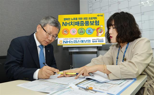 NH농협손해보험은 오병관 대표
<사진 왼쪽>가 ‘무배당 NH치매중풍보험’ 출시를 기념해 서울 중구 NHC서울시청지점을 방문, 1호 가입자로 이름을 올렸다고 2일 밝혔다.
NH치매중풍보험은 30세부터 75세까지 가입 가능한 상품으로 중증치매는 물론 경증치매까지 보장한다.
더욱이 알츠하이머병이나 파킨스병으로 중증치매 진단 시 최대 1억원까지 보장한다.뇌 관련 질환도 보장을 강화했다. 뇌출혈, 중대한 뇌졸중 진단 시 최대 3천만원까지 보장 가능하며, 뇌혈관질환 진단비와 수술비도 보장 받을 수 있다.
한편 특정독성물질 응급실내원비와 입원일당 담보를 신설해 농약에 중독되거나 뱀이나 말벌 등으로 인한 상해로 부터 농업인의 안전까지 챙겼다. 업계 최초로 대상포진, 대상포진눈병, 통풍 등 통증담보에 대한 진단비 보장을 추가하여 고객 혜택을 확대한 것도 이 상품의 특징이다.
문호진 기자/mhj@heraldcorp.com