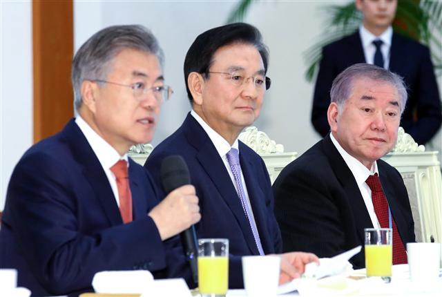 문재인 대통령이 2일 “주한미군은 한미동맹의 문제다. 평화협정 체결과는 아무 관련이 없다”고 말하며 최근 문정인 대통령 외교안보특보의 주한미군 발언 논란을 정리했다. 문 특보는 전날 미국 외교 전문지 ‘포린 어페어스’에 기고한 글에서 한반도 평화협정이 체결되면 주한미군 주둔을 정당화하기 어려울 것이라고 밝혀 파장이 일었다. 사진은 문 특보(오른쪽)가 지난 12일 청와대 남북정상회담 원로자문단 오찬 간담회에서 문재인 대통령의 인사말을 듣고 있는 모습. [연합뉴스]