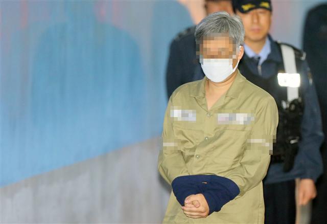 <YONHAP PHOTO-2898> '드루킹' 첫 재판 출석 (서울=연합뉴스) 진성철 기자 = 네이버 댓글 여론조작 혐의를 받는 파워블로거 '드루킹' 김모(49) 씨가 2일 오전 서울 중앙지법에서 열린 첫 공판에 출석하고 있다. 2018.5.2 zjin@yna.co.kr/2018-05-02 10:07:58/ <저작권자 ⓒ 1980-2018 ㈜연합뉴스. 무단 전재 재배포 금지.>