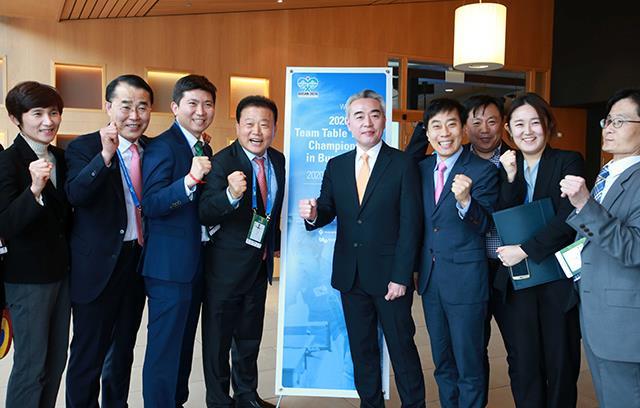 This photo provided by the Korea Table Tennis Association on May 1, 2018, shows South Korean officials who helped Busan win the bid to host the 2020 International Table Tennis Federation World Team Table Tennis Championships during the ITTF Annual General Meeting in Halmstad, Sweden. (Yonhap)