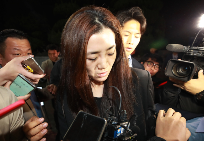 Cho Hyun-min, an heiress to Korean Air Lines Co., is surrounded by reporters on her way back from the Seoul Gangseo Police Station on May 2, 2018, after undergoing police questioning over assault allegations. (Yonhap)
