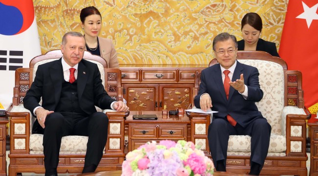 South Korean President Moon Jae-in (right) and Turkish President Recep Tayyip Erdogan hold a summit meeting at the presidential office Cheong Wa Dae in Seoul on Wednesday. (Yonhap)