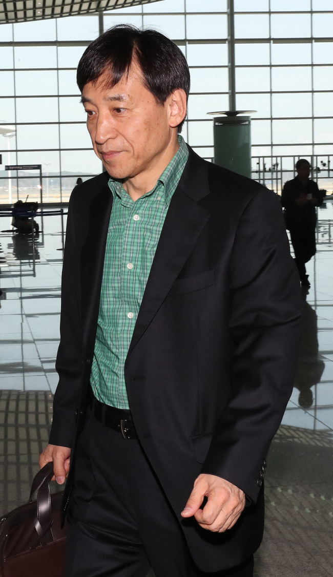 This file photo shows Bank of Korea (BOK) Gov. Lee Ju-yeol leaving for Washington, D.C. to attend the G-20 Finance Ministers and Central Bank Governors meeting at Incheon International Airport on April 28, 2018. (Yonhap)