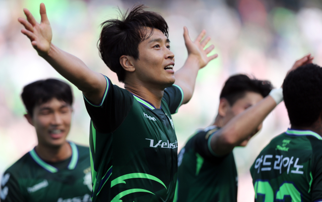 Jeonbuk Hyundai Motors forward Lee Dong-gook celebrates his goal against Suwon Samsung Bluewings in a K League 1 match at Jeonju World Cup Stadium in Jeonju, 240 kilometers south of Seoul, on April 29, 2018. (Yonhap)