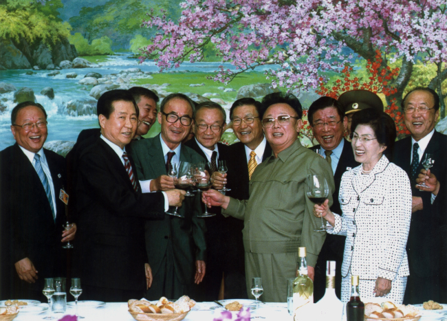 Late South Korean President Kim Dae-jung met with then North Koraen leader Kim Jong-il in Pyongyang for the first inter-Korean summit held in 2000. (Yonhap)